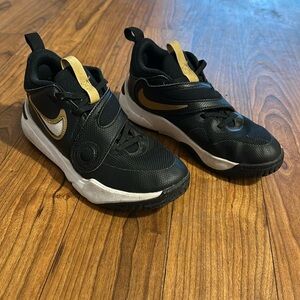 Nike Team Hustle D11 Tennis Shoe - Size 2.5Y